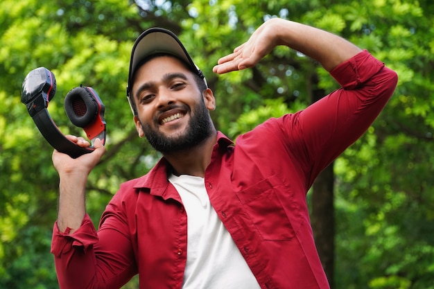 Um homem com fone de ouvido e sorrindo