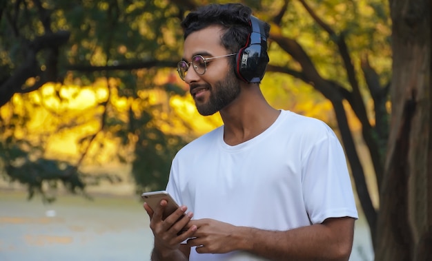 Um homem com fone de ouvido sentindo a música