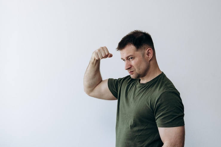 Foto um homem com o braço levantado no ar