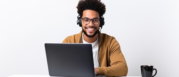 um homem com óculos está sentado em um laptop e tem fones de ouvido pretos em seus ouvidos