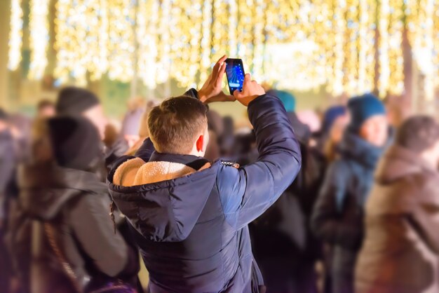 Um homem com smartphone à noite na rua da cidade