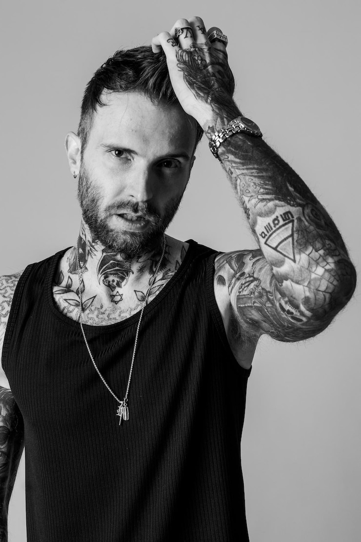 Foto um homem com tatuagens no braço