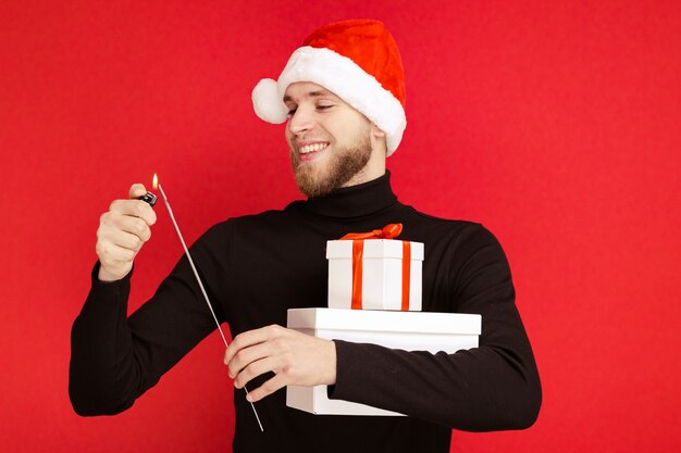 Um homem com um chapéu de papai noel acende um diamante