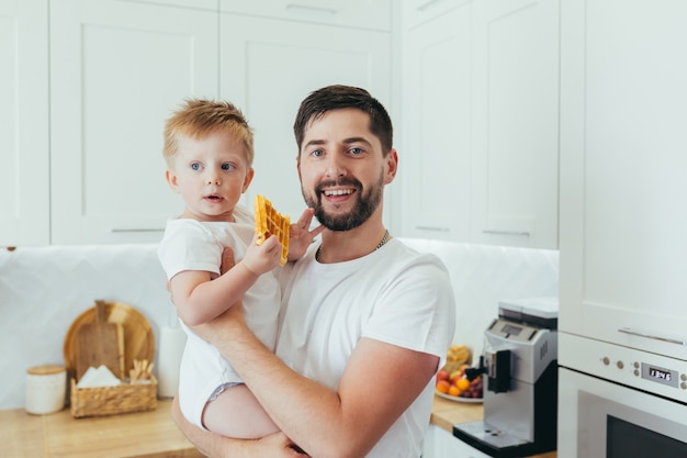 Um homem com um menino prepara o café da manhã, um pai e um filho