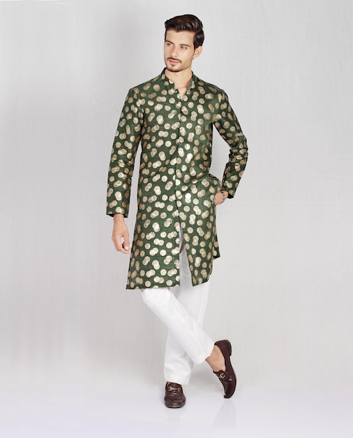 um homem com um vestido floral verde com calça branca e camisa verde.