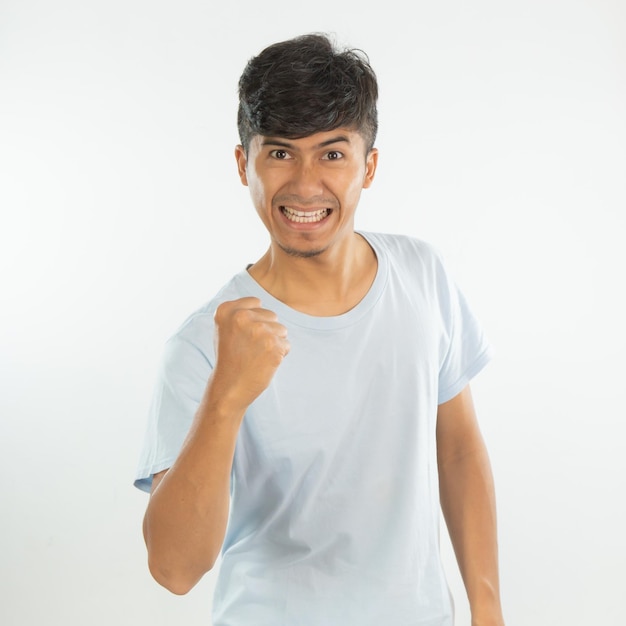 Um homem com uma camisa branca que diz 'eu sou um menino'