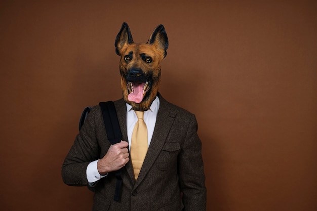 Foto um homem com uma máscara de cabeça de cachorro de látex e uma mochila