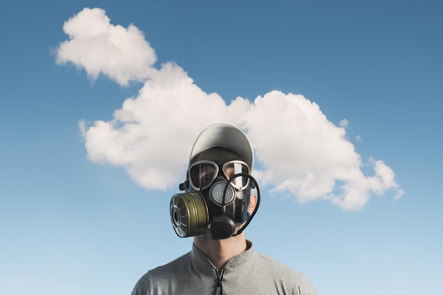 Um homem com uma máscara de gás contra um lindo céu A atmosfera não é respirável Tópicos de ecologia e meio ambiente