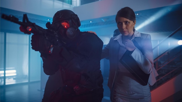 Um homem com uma máscara de gás fica ao lado de uma mulher em uma sala com um homem com uma máscara de gás e uma mulher com uma máscara de gás.