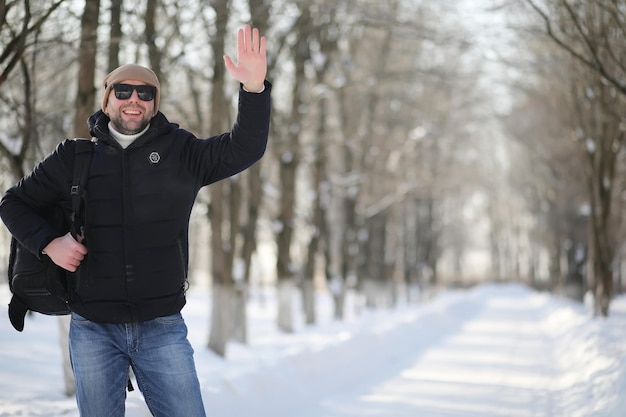 Um homem com uma mochila de inverno gelado