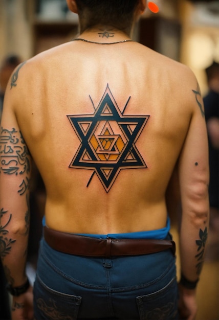 Um homem com uma tatuagem de diamante nas costas.