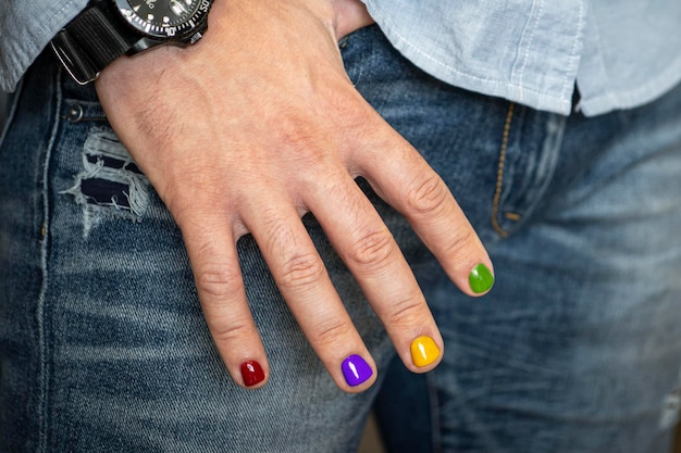 Foto um homem com unhas pintadas desenho de unhas masculinas manicure masculino demonstração de um belo desenho de unhas