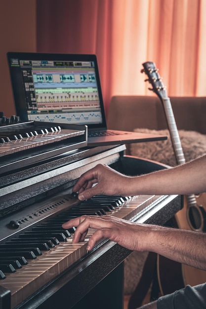 Um homem compositor produtor arranjador compositor músico mãos organizando música