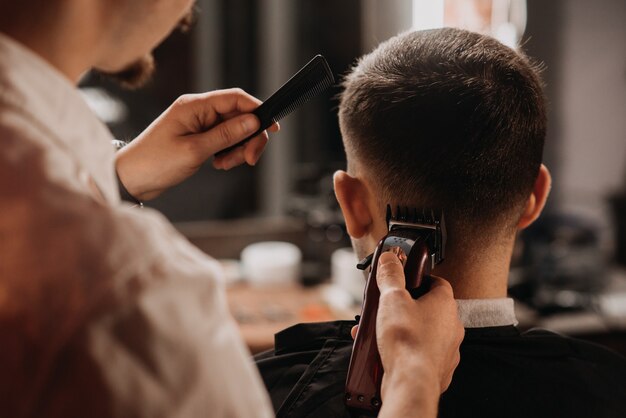 Um homem corta o cabelo na barbearia