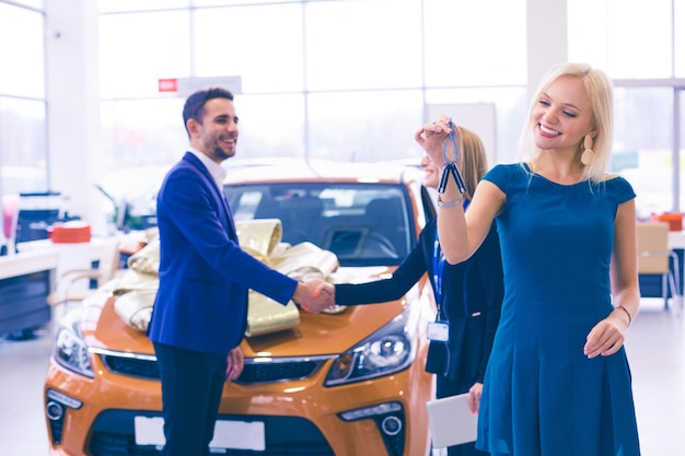 Um homem dá um carro de presente para sua esposa Ela fica surpresa com isso Eles estão muito felizes com isso