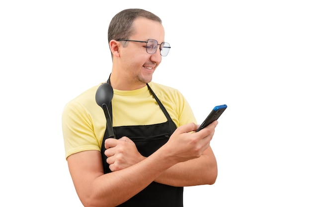 Foto um homem de avental com um telefone na mão em um fundo branco maquete do conceito de chef ou garçom