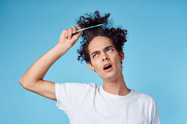 Um homem de camisa branca, cabelo encaracolado, emoções de pente, foto de alta qualidade.