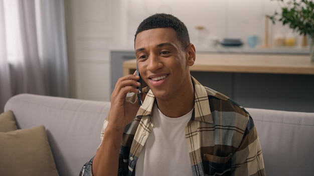 Um homem de etnia afro-americana sorridente. Um homem despreocupado. Um homem sorridente.