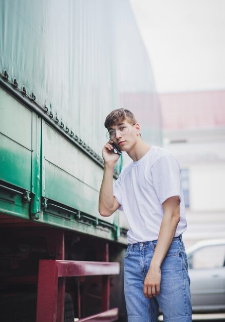 Um homem de jeans e uma camiseta branca em branco