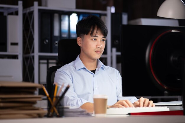 Um homem de negócios a fazer horas extras no escritório. Ele sentia-se cansado.