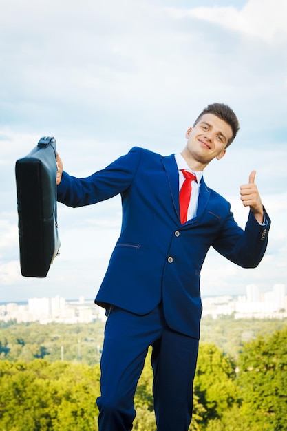 Um homem de negócios alegre.