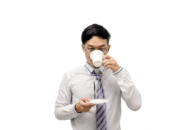 Um homem de negócios bebendo café em um fundo branco
