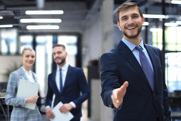 Um homem de negócios com uma mão aberta pronto para selar um acordo