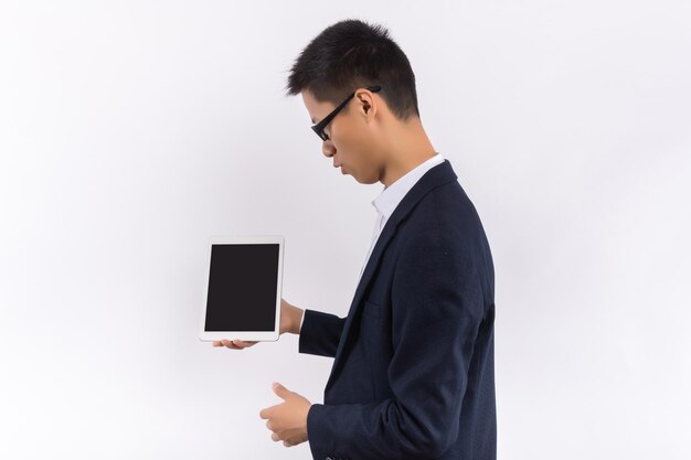 Um homem de negócios jovem está usando um tablet