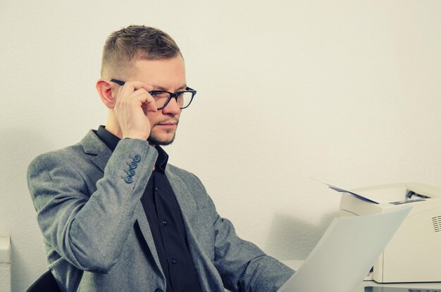 Um homem de negócios sério a trabalhar num escritório.