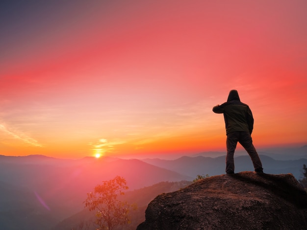 um homem de pé na frente do por do sol beautuful