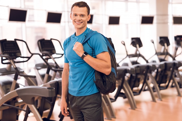 Um homem de sportswear chegou ao ginásio.