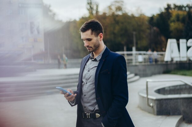 um homem de terno com um telefone