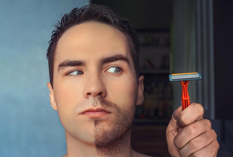 Foto um homem depila o rosto sem creme ou espuma sentindo dor e sofrimento metade do rosto raspada metade coberta de barba espessa
