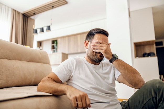 Um homem desapontado fica em casa em desespero