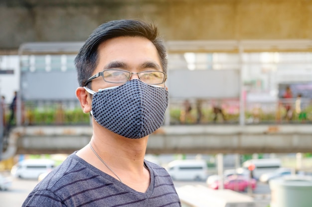 Um, homem, desgastar, óculos, e, boca preta, máscara, contra, ar, poluição, com, pm, 2,5, em, bangkok, tailandia