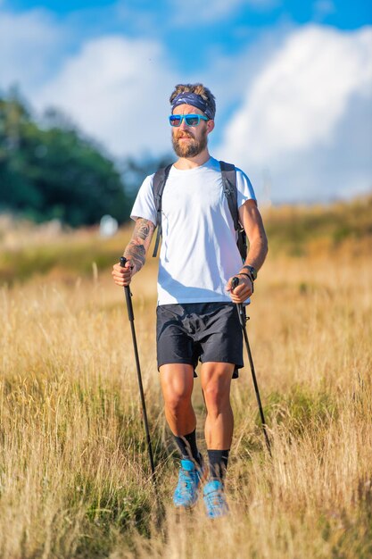 Um homem durante uma caminhada na natureza