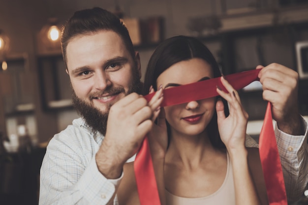 Um, homem, é, amarrando, um, bonito, menina, com, um, fita vermelha