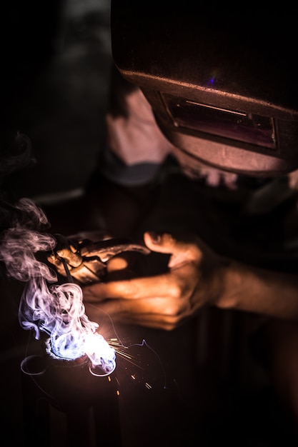 Foto um homem é metalúrgico soldando com aço