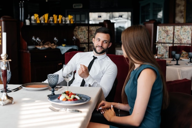 Um homem e uma mulher apaixonados passam um encontro romântico em um restaurante gourmet Romance e um encontro de amantes em um restaurante