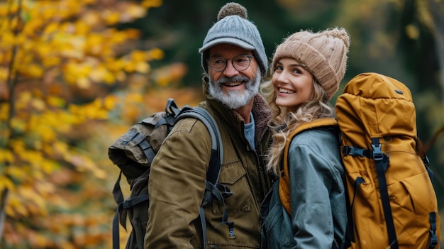 Um homem e uma mulher com mochilas em pé em uma floresta ai