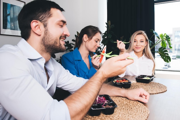 Foto um homem e uma mulher comendo comida em um restaurante.