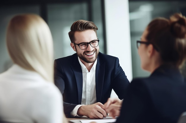 Um homem e uma mulher conversando em uma mesa