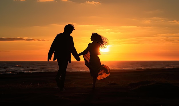 Um homem e uma mulher de mãos dadas enquanto o sol se põe