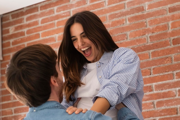 Um homem e uma mulher estão a rir e a rir.