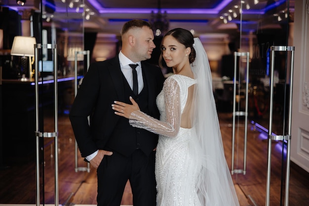 um homem e uma mulher estão posando para uma foto na frente de um espelho