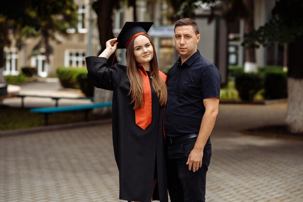 Foto um homem e uma mulher estão posando para uma foto