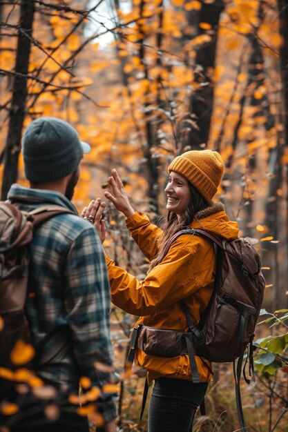 Foto um homem e uma mulher na floresta cumprimentando um ao outro