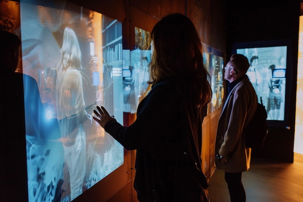 Foto um homem e uma mulher olhando para uma exibição de uma mulher olando para uma exhibição de mulheres