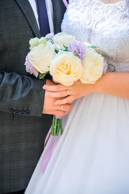 Foto um homem e uma mulher segurando um buquê de casamento juntos closeup