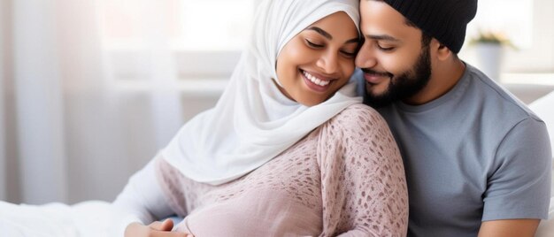 um homem e uma mulher sentados em uma cama